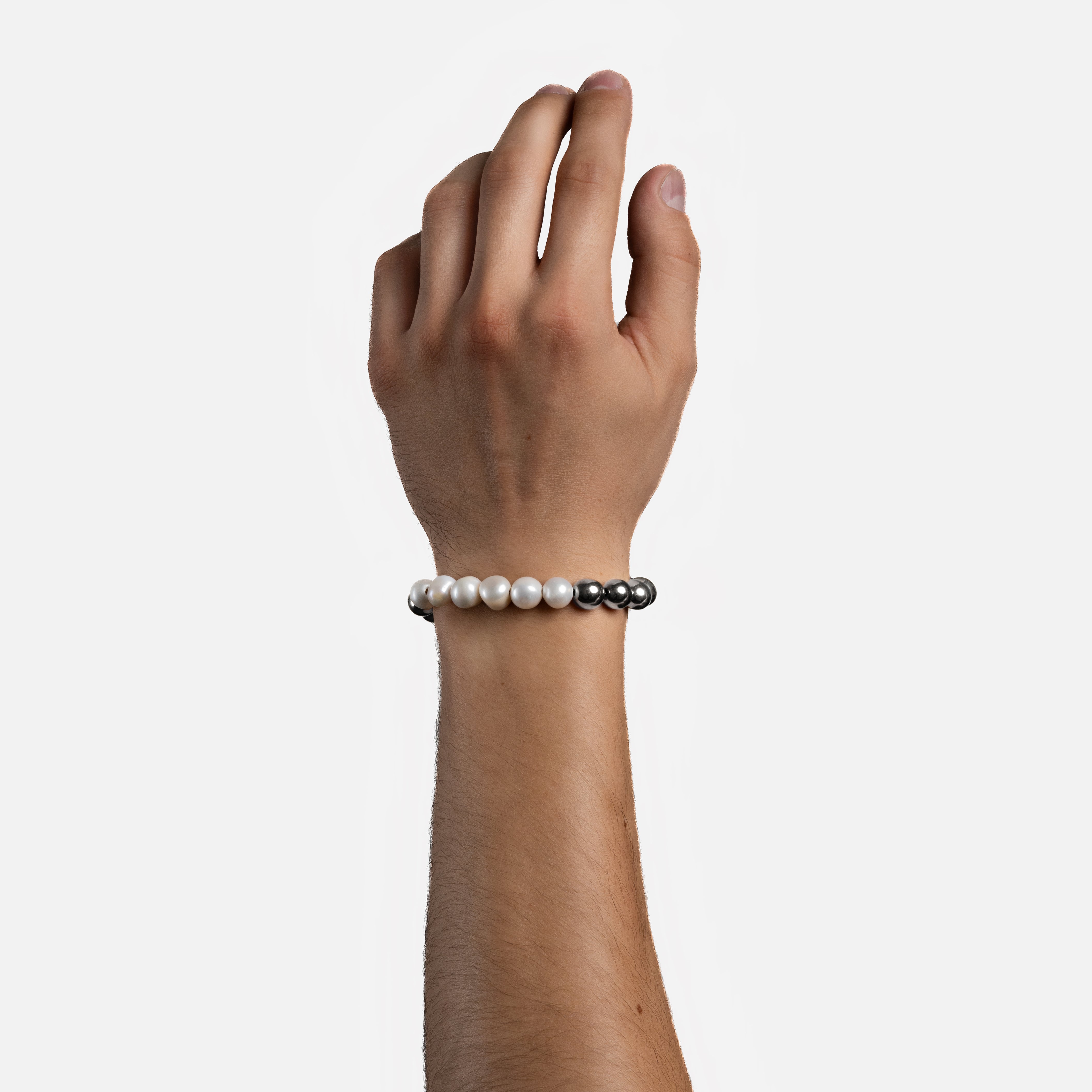 Allure - Ezüst Göngy Karkötő Férfiaknak és Nőknek. Allure karkötő, édesvízi gyönggyel, 10mm vastag rozsdamentes acélból. Tökéletes fürdéshez, kézmosáshoz, edzéshez és esőben; víz-, elszíneződés- és rozsdaálló. Ékszer, divatékszer. Férfi ékszer. Unisex ékszer. Férfi karkötő. Ajándék férfi karkötő.