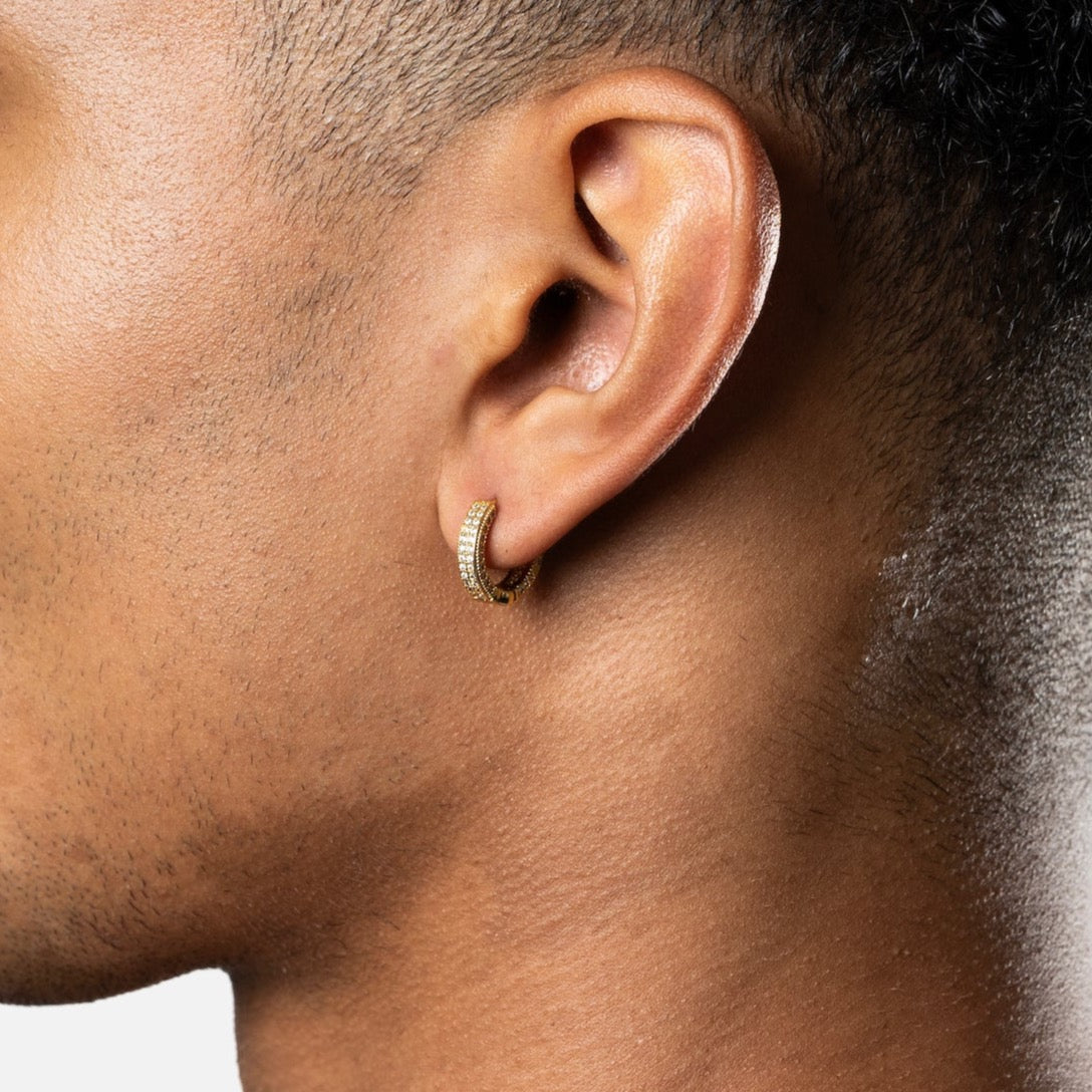 Arc - Arany Fülbevaló Férfiaknak és Nőknek. Arc unisex fülbevaló: cirkónia kövekkel díszítve, 14K arany bevonattal. Csepp-álló kivitel, tökéletes választás esőben és edzéshez. Ékszer, divatékszer. Férfi ékszer. Unisex ékszer. Férfi fülbevaló. Ajándék férfi fülbevaló.