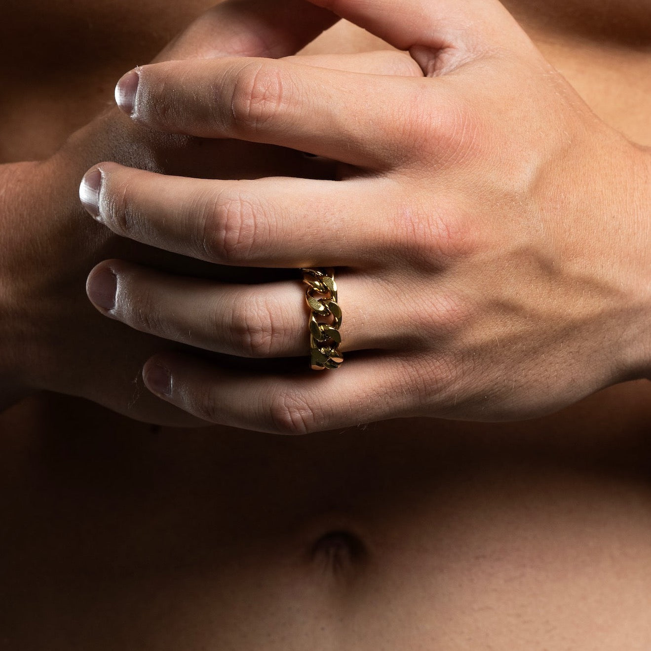 Cuban - Arany gyűrű Férfiaknak, 14K Arany bevonattal, rozsdamentes acélból. Csepp-álló anyaghasználatának köszönhetően esőben vagy edzéshez nyugodtan fent maradhat az ujjadon. Ékszer, divatékszer. Hiphop. Férfi ékszer. Unisex ékszer. Férfi gyűrű. Ajándék férfi gyűrű.