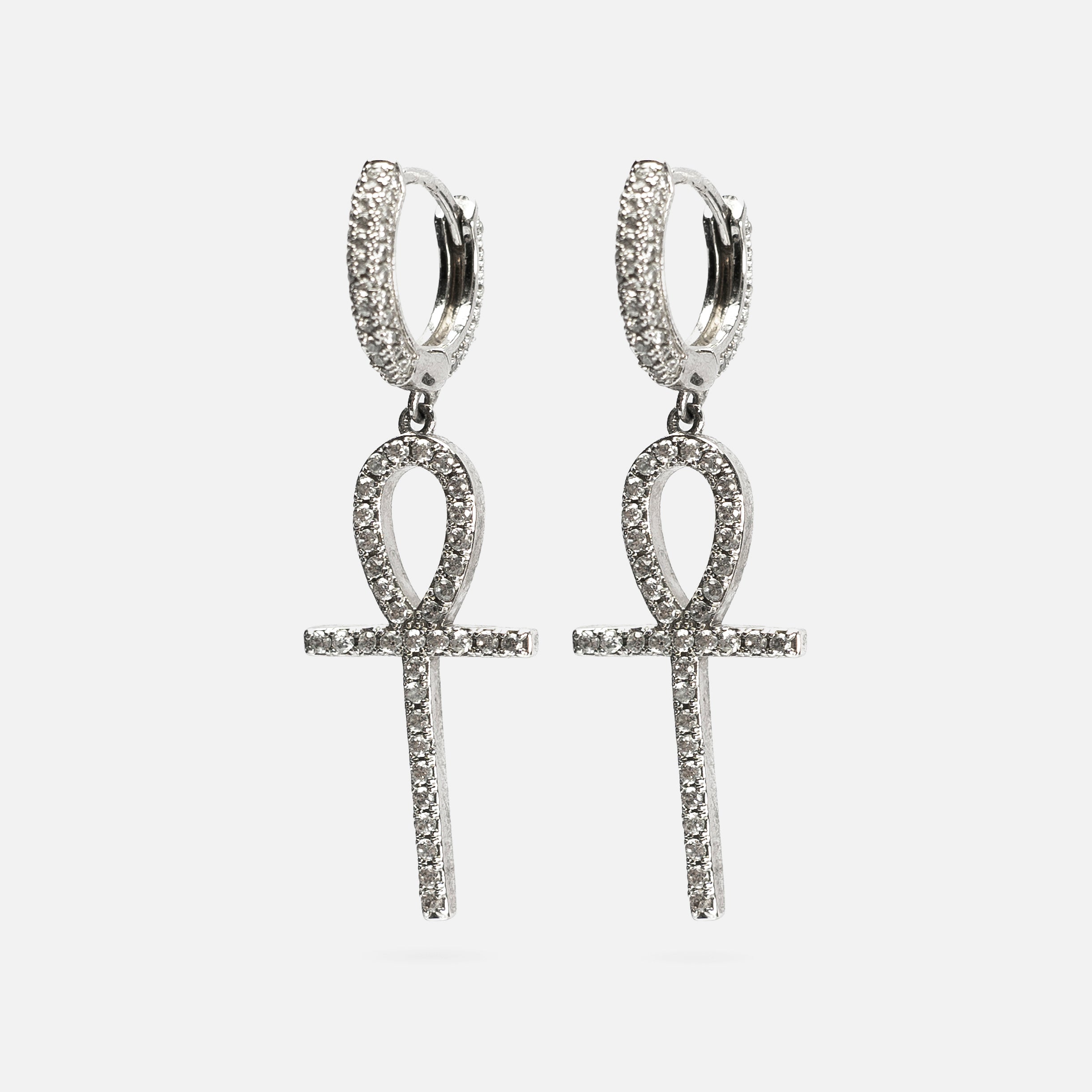 Khayu - Ezüst Fülbevaló Férfiaknak és Nőknek. Khayu unisex fülbevaló cirkónia kövekkel, ródium bevonattal. Csepp-álló anyaghasználatának köszönhetően esőben vagy edzéshez nyugodtan bent maradhat a füledben. Ékszer, divatékszer. Egyiptomi kulcs, Ankh az élet kulcsa, egyiptomi amulet, ankh kereszt. Férfi ékszer. Női ékszer. Unisex ékszer. Férfi fülbevaló. Ajándék férfi fülbevaló. Női fülbevaló. Ajándék női fülbevaló