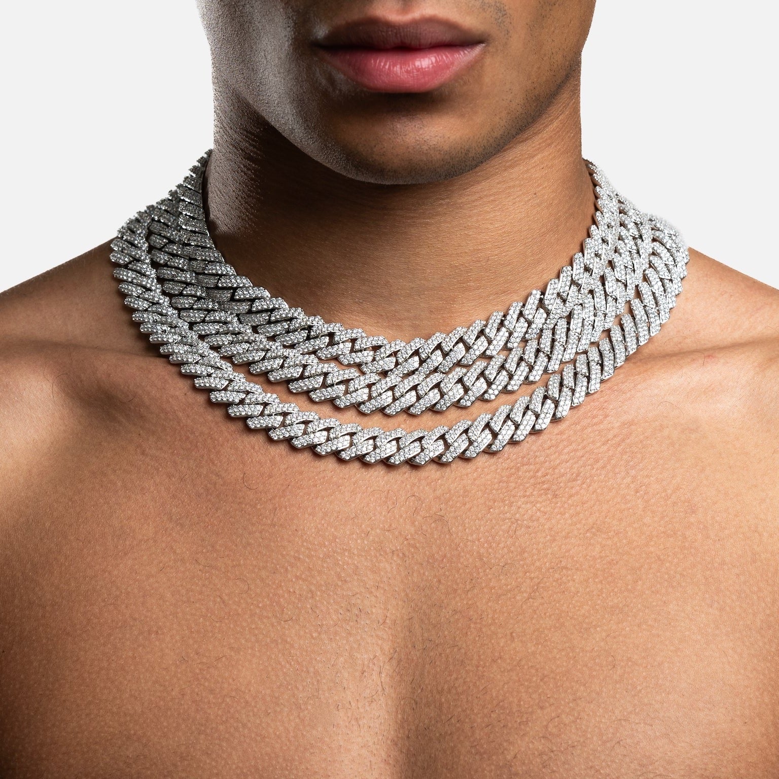 Miami - Ezüst Nyaklánc Férfiaknak és Nőknek. Miami unisex nyaklánc választható cirkónia vagy VVS Moissanit kövekkel, ródium bevonattal. Elérhető 925 Sterling Ezüstben is. Csepp-álló, ideális esőben és edzéshez. Cuban. Ékszer, divatékszer. Cuban nyaklánc méret, méretek. Lánc, vastag lánc, hiphop nyaklánc. Férfi ékszer. Unisex ékszer. Férfi nyaklánc. Ajándék férfi nyaklánc.