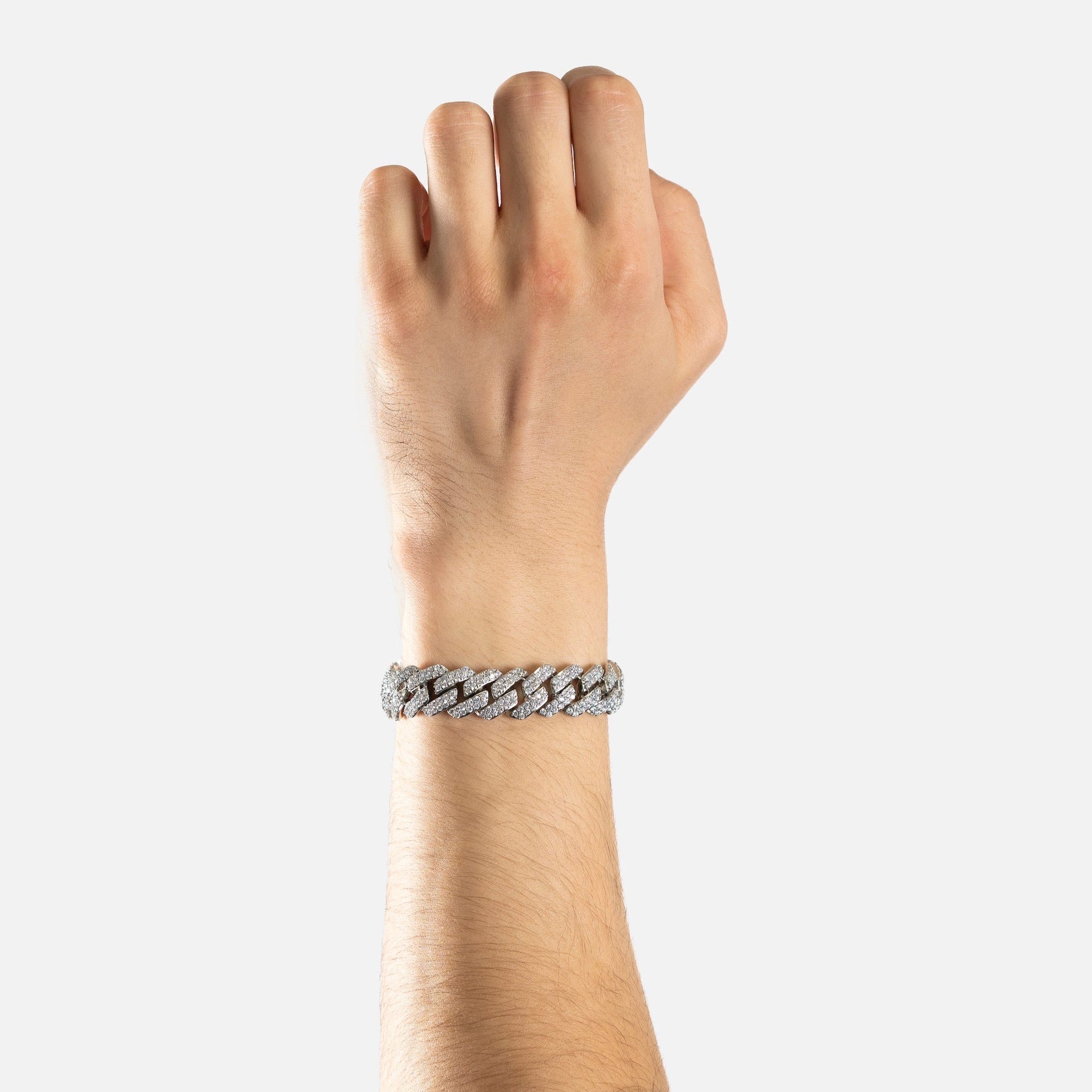 Miami - Ezüst Karkötő Férfiaknak és Nőknek. Miami unisex karkötő cirkónia kövekkel, ródium bevonattal. Csepp-álló anyaghasználatának köszönhetően esőben vagy edzéshez nyugodtan fent maradhat a kezeden. Ékszer, divatékszer. Vastag hiphop lánc. Férfi ékszer. Unisex ékszer. Férfi karkötő. Ajándék férfi karkötő.