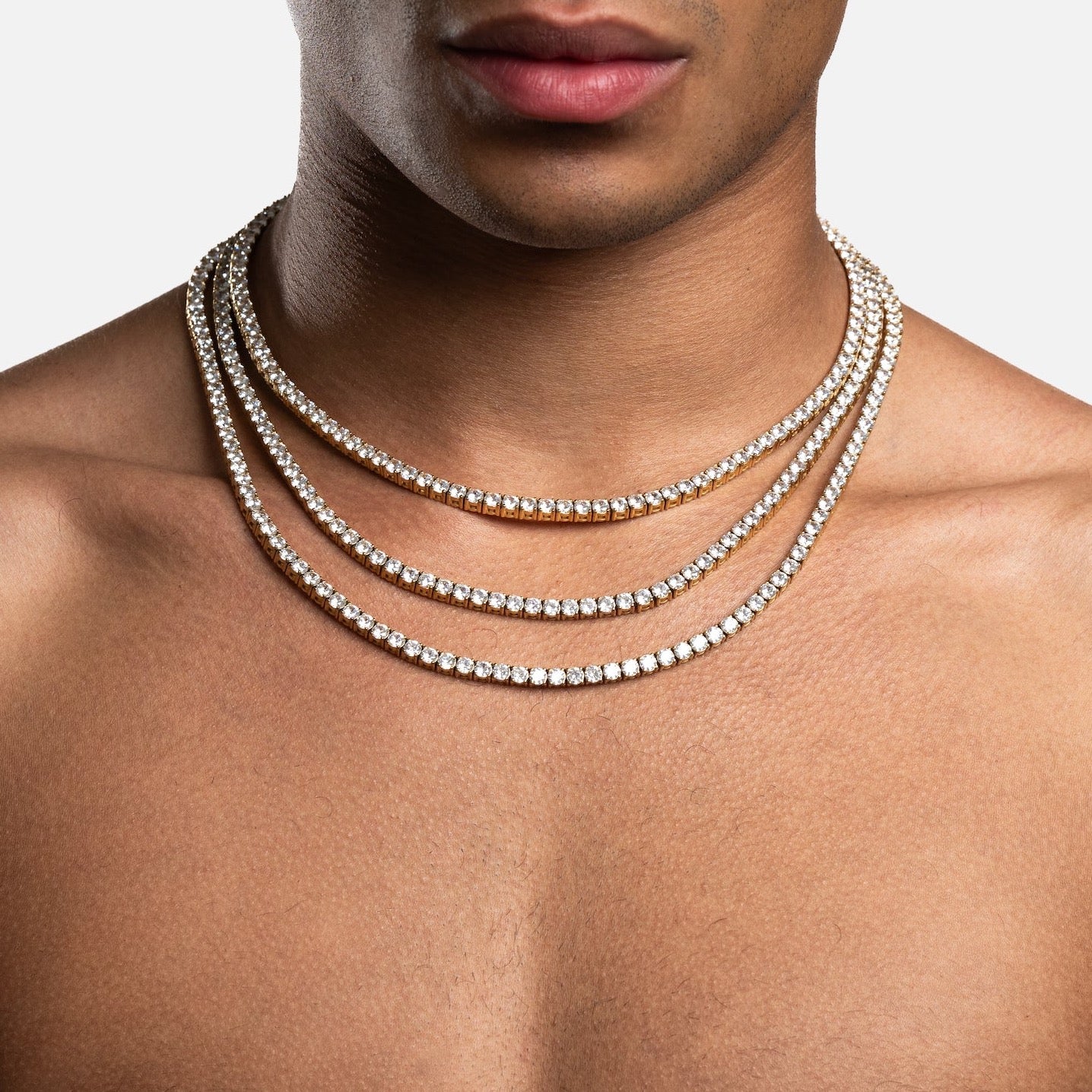 Tennis - Arany Nyaklánc Férfiaknak és Nőknek. Tennis unisex nyaklánc cirkónia kövekkel díszítve, 18K arany bevonattal, rozsdamentes acélból. Csepp-álló anyaghasználatának köszönhetően esőben vagy edzéshez nyugodtan fent maradhat a nyakadon. Ékszer, divatékszer. Nyaklánc méret, méretek, méretezés. Hiphop, elegáns, alkalmi, köves lánc. Férfi ékszer. Női ékszer. Unisex ékszer. Férfi nyaklánc. Ajándék férfi nyaklánc.